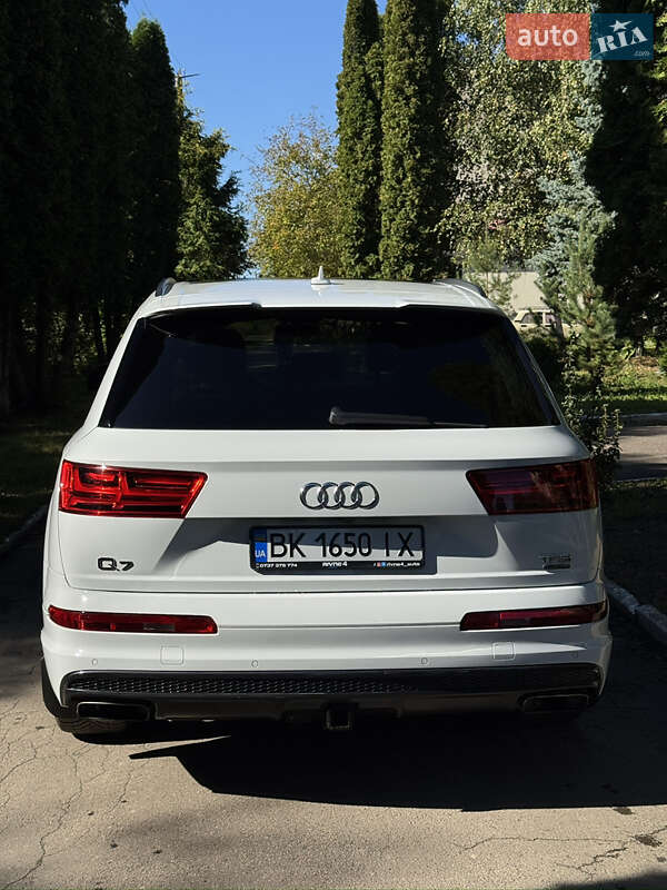 Позашляховик / Кросовер Audi Q7 2017 в Рівному