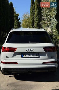 Внедорожник / Кроссовер Audi Q7 2017 в 