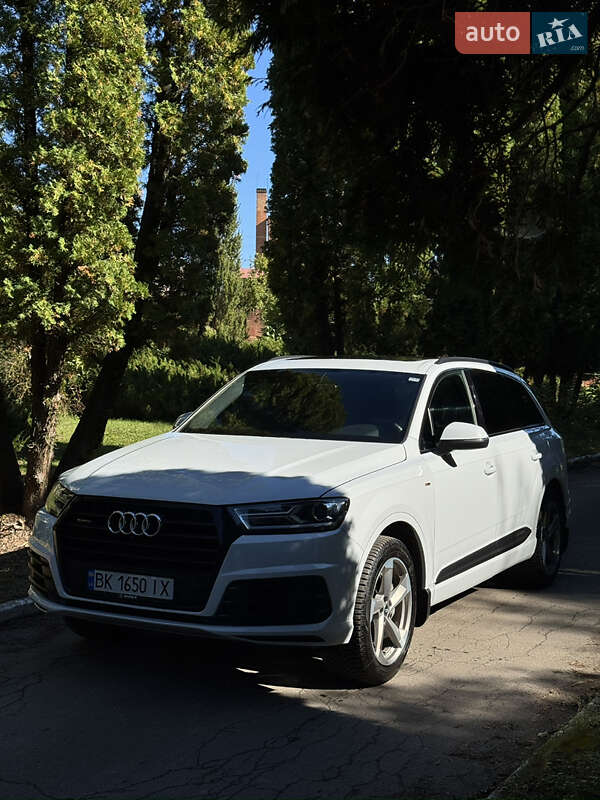 Позашляховик / Кросовер Audi Q7 2017 в Рівному
