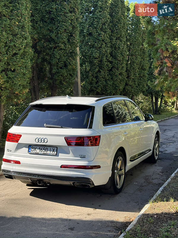 Позашляховик / Кросовер Audi Q7 2017 в Рівному