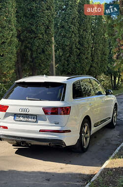 Внедорожник / Кроссовер Audi Q7 2017 в 