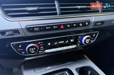 Внедорожник / Кроссовер Audi Q7 2016 в 