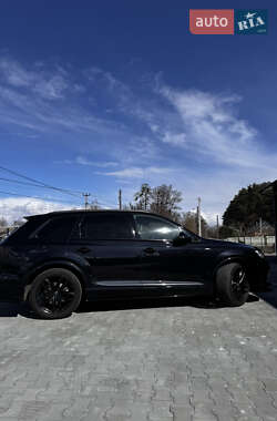 Позашляховик / Кросовер Audi Q7 2018 в 