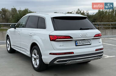 Позашляховик / Кросовер Audi Q7 2023 в 