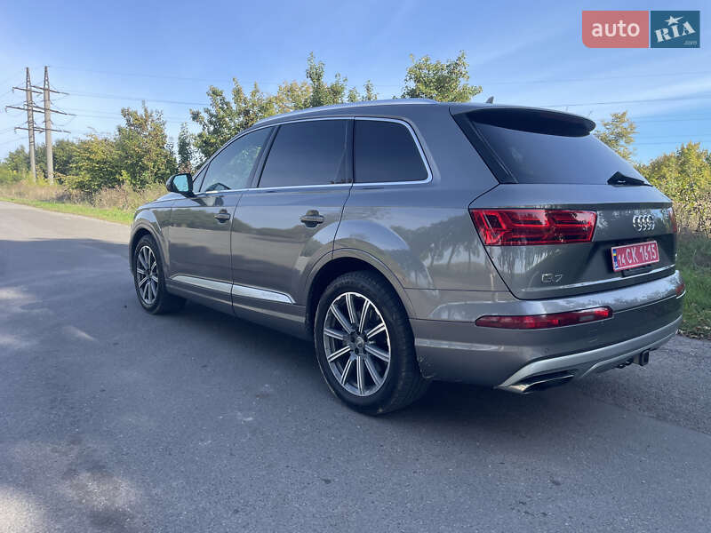Позашляховик / Кросовер Audi Q7 2017 в Володимирі