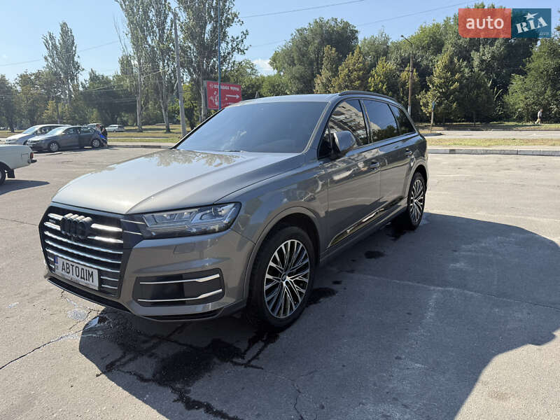Позашляховик / Кросовер Audi Q7 2015 в 