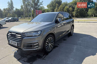 Позашляховик / Кросовер Audi Q7 2015 в 