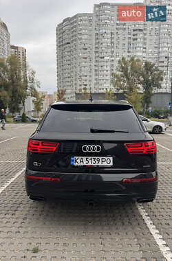 Позашляховик / Кросовер Audi Q7 2018 в 