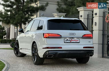 Позашляховик / Кросовер Audi Q7 2025 в 