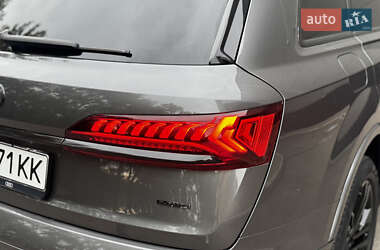 Позашляховик / Кросовер Audi Q7 2021 в 