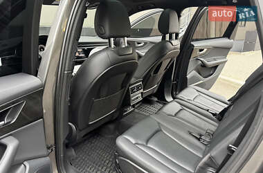 Позашляховик / Кросовер Audi Q7 2021 в 