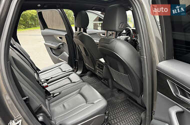 Позашляховик / Кросовер Audi Q7 2021 в 