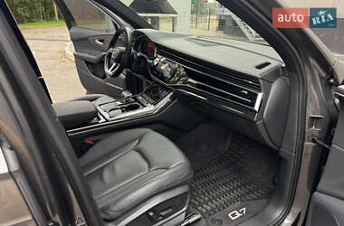 Позашляховик / Кросовер Audi Q7 2021 в 