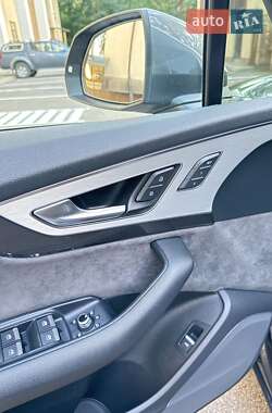 Позашляховик / Кросовер Audi Q7 2018 в 