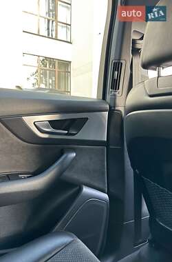Позашляховик / Кросовер Audi Q7 2018 в 