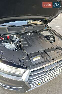 Позашляховик / Кросовер Audi Q7 2018 в 