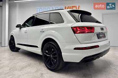 Позашляховик / Кросовер Audi Q7 2018 в 