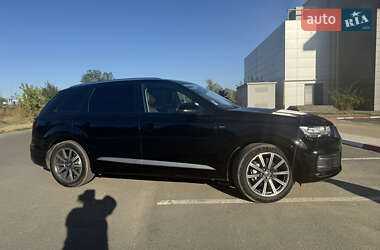 Позашляховик / Кросовер Audi Q7 2017 в 