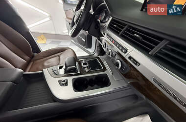 Позашляховик / Кросовер Audi Q7 2018 в 