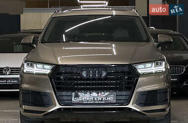 Позашляховик / Кросовер Audi Q7 2018 в 
