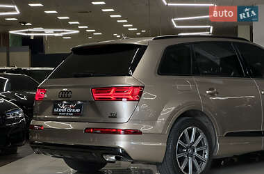 Позашляховик / Кросовер Audi Q7 2018 в 