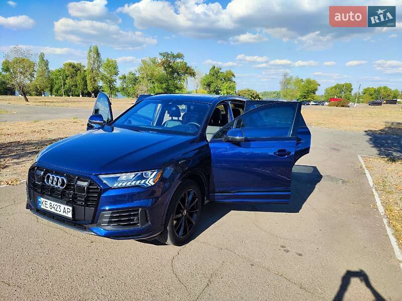 Позашляховик / Кросовер Audi Q7 2023 в 