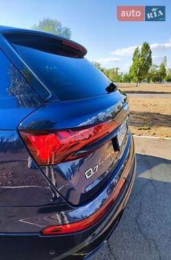 Позашляховик / Кросовер Audi Q7 2023 в 