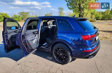 Позашляховик / Кросовер Audi Q7 2023 в 