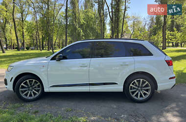 Позашляховик / Кросовер Audi Q7 2018 в 