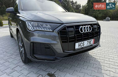 Позашляховик / Кросовер Audi Q7 2021 в 
