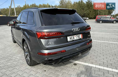 Позашляховик / Кросовер Audi Q7 2021 в 