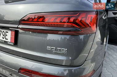 Позашляховик / Кросовер Audi Q7 2021 в 