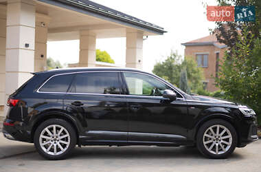 Позашляховик / Кросовер Audi Q7 2022 в 