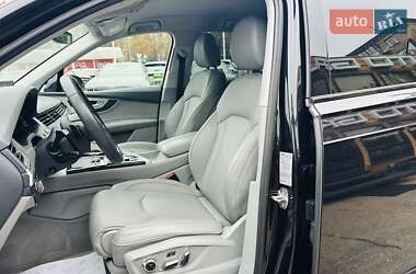 Позашляховик / Кросовер Audi Q7 2018 в 