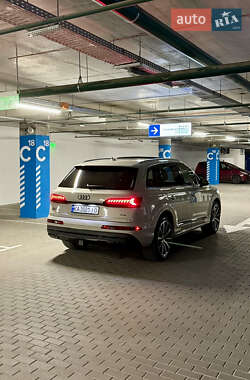 Внедорожник / Кроссовер Audi Q7 2020 в 