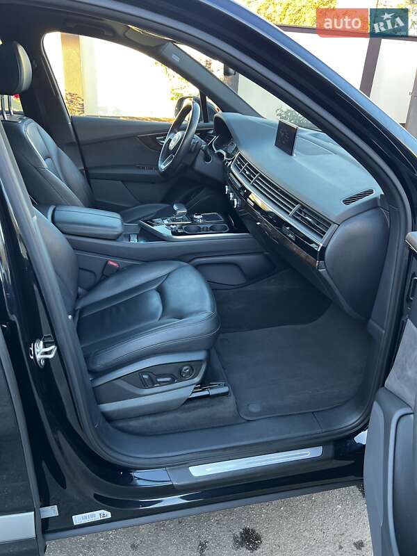 Позашляховик / Кросовер Audi Q7 2016 в Рівному