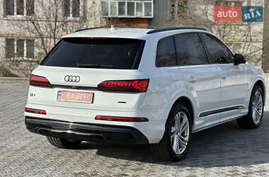 Позашляховик / Кросовер Audi Q7 2021 в 