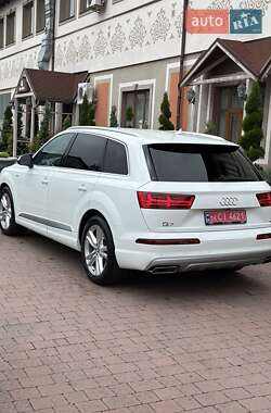 Позашляховик / Кросовер Audi Q7 2017 в 