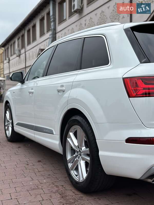 Позашляховик / Кросовер Audi Q7 2017 в Стрию