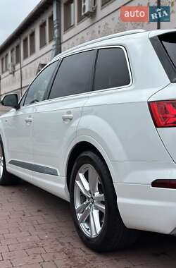 Позашляховик / Кросовер Audi Q7 2017 в 