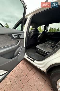 Позашляховик / Кросовер Audi Q7 2017 в 