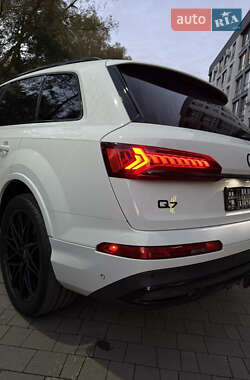 Позашляховик / Кросовер Audi Q7 2020 в 
