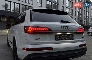 Позашляховик / Кросовер Audi Q7 2020 в 