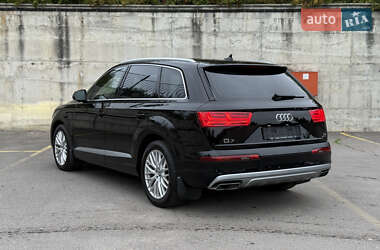 Позашляховик / Кросовер Audi Q7 2015 в 