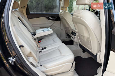 Позашляховик / Кросовер Audi Q7 2015 в 