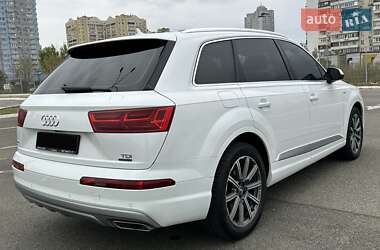 Позашляховик / Кросовер Audi Q7 2018 в 