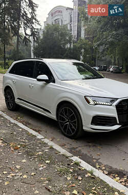 Позашляховик / Кросовер Audi Q7 2020 в 