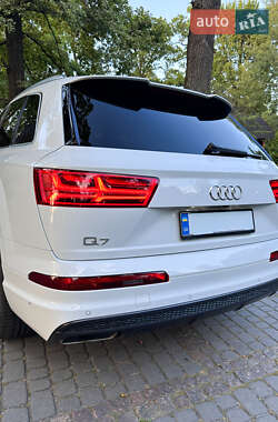 Внедорожник / Кроссовер Audi Q7 2017 в 