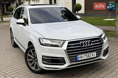 Позашляховик / Кросовер Audi Q7 2018 в 