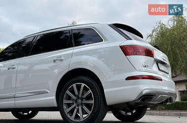 Позашляховик / Кросовер Audi Q7 2018 в 